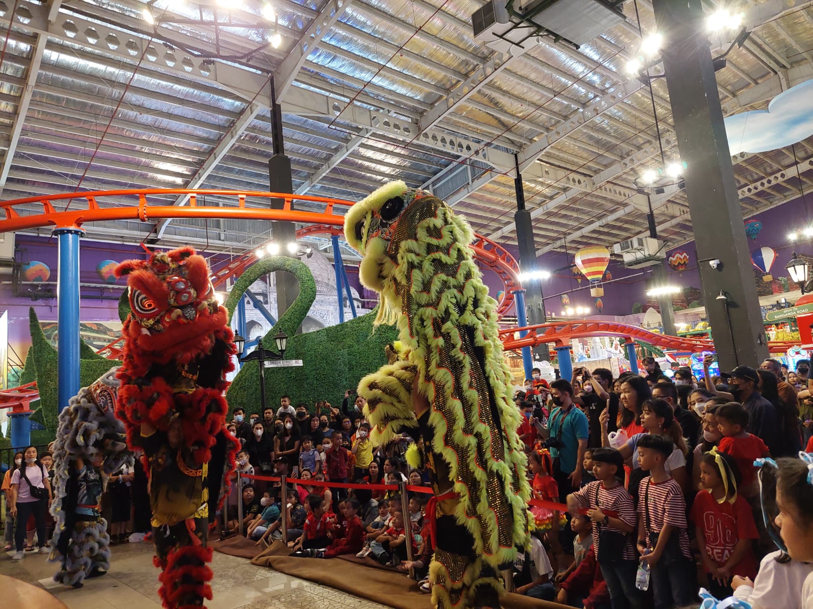 Atraksi barongsai saat pentas seni SD Theresia I di Transmart