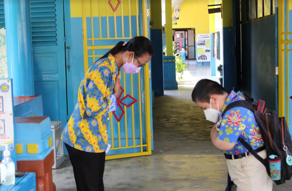 Salam dan sapa guru SD St Maria Mentok