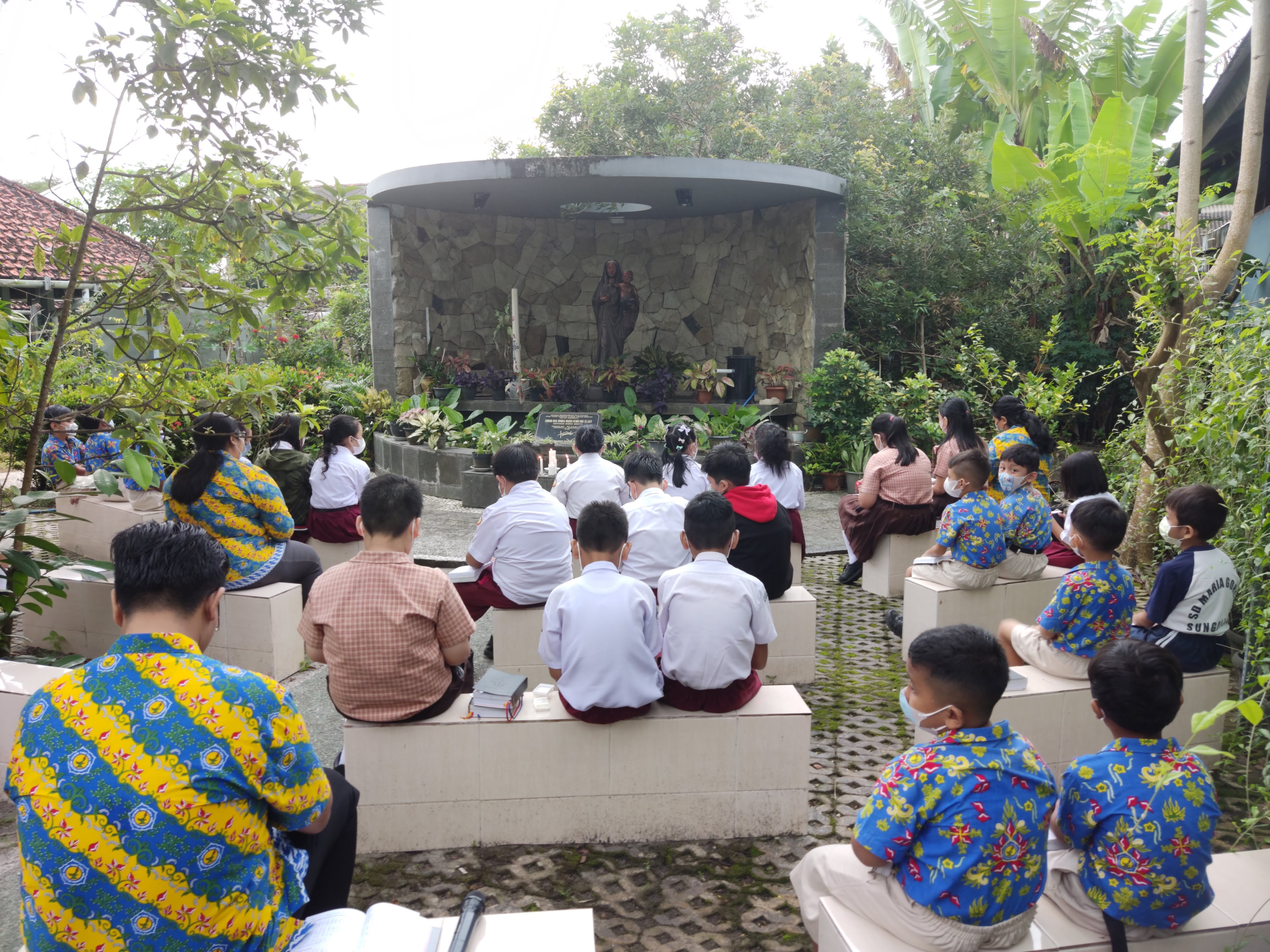Berdoa bersama di Gua Maria
